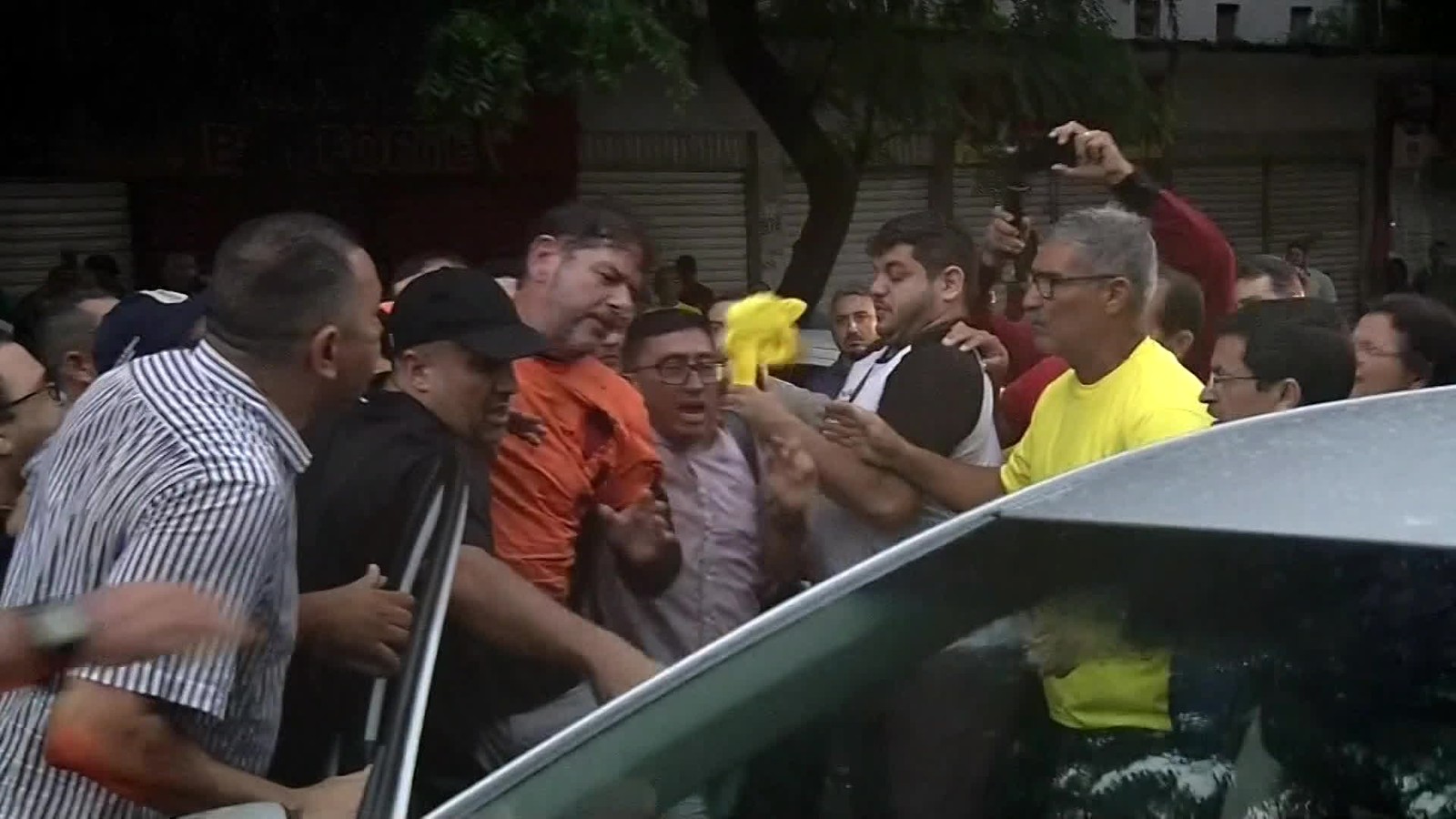Senador licenciado Cid Gomes foi baleado ao tentar furar bloqueio de manifestantes em Sobral (CE) — Foto: Reprodução/Globo