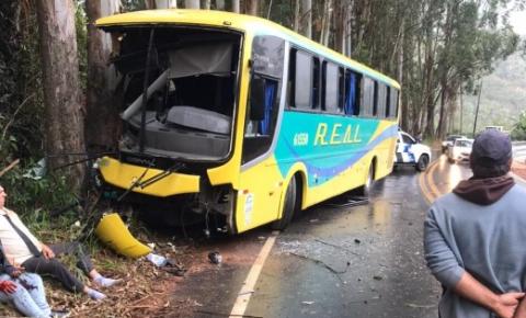 Ônibus sai da pista e bate em árvores na ES-164 em Vargem Alta