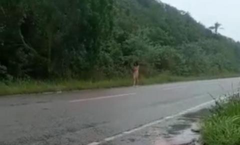 Mulher anda nua na ES-060 em Marataízes após aparente surto; GCM atendeu a ocorrência