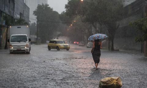 Chuvas provocam transbordamento de córregos na capital paulista